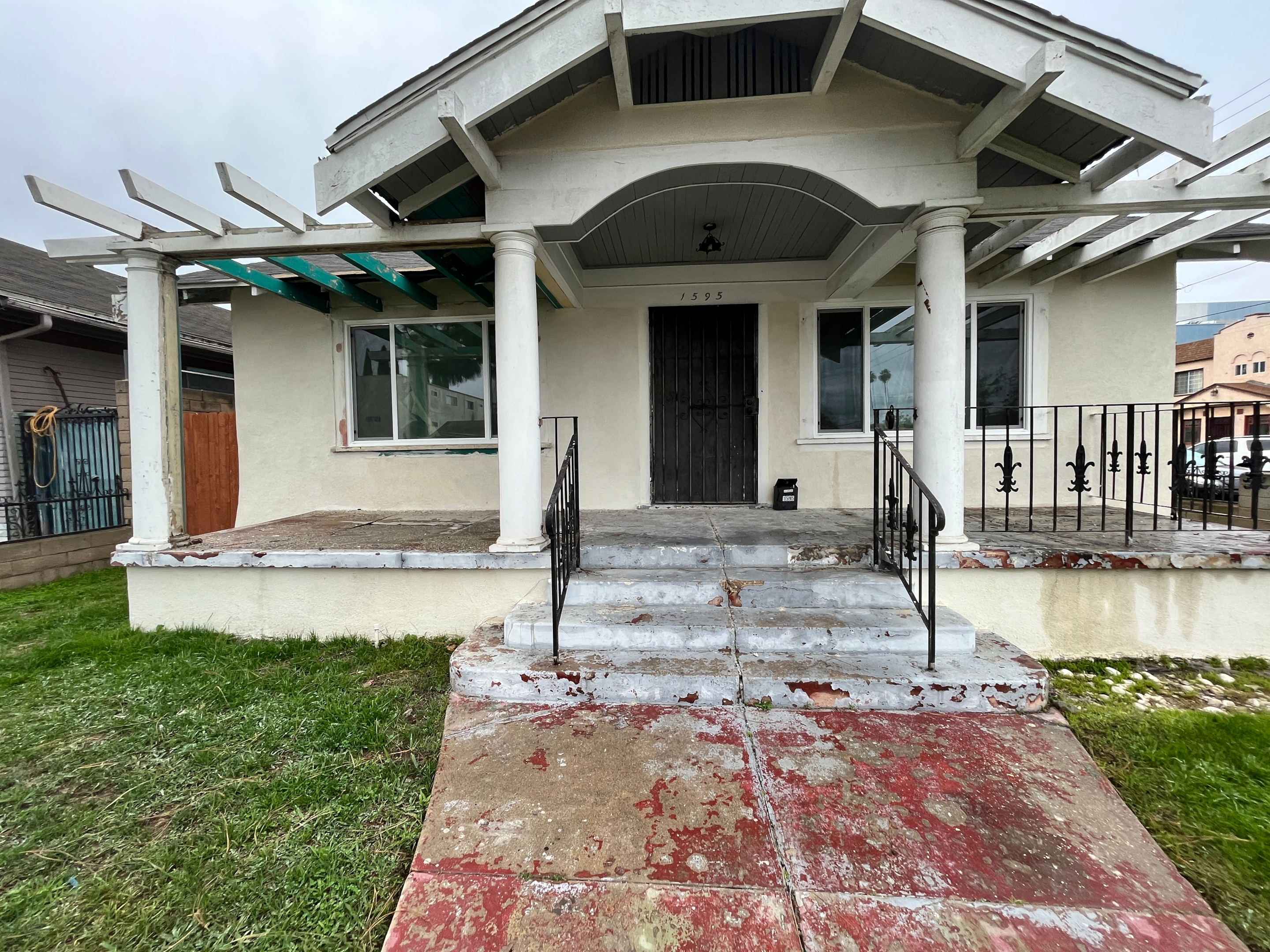 House in poor condition in Long Beach, CA